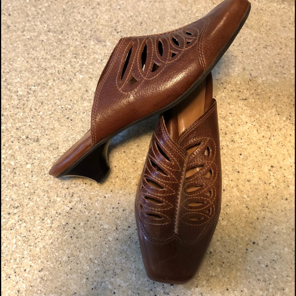9.5 NWOT brown leather Nurture mules